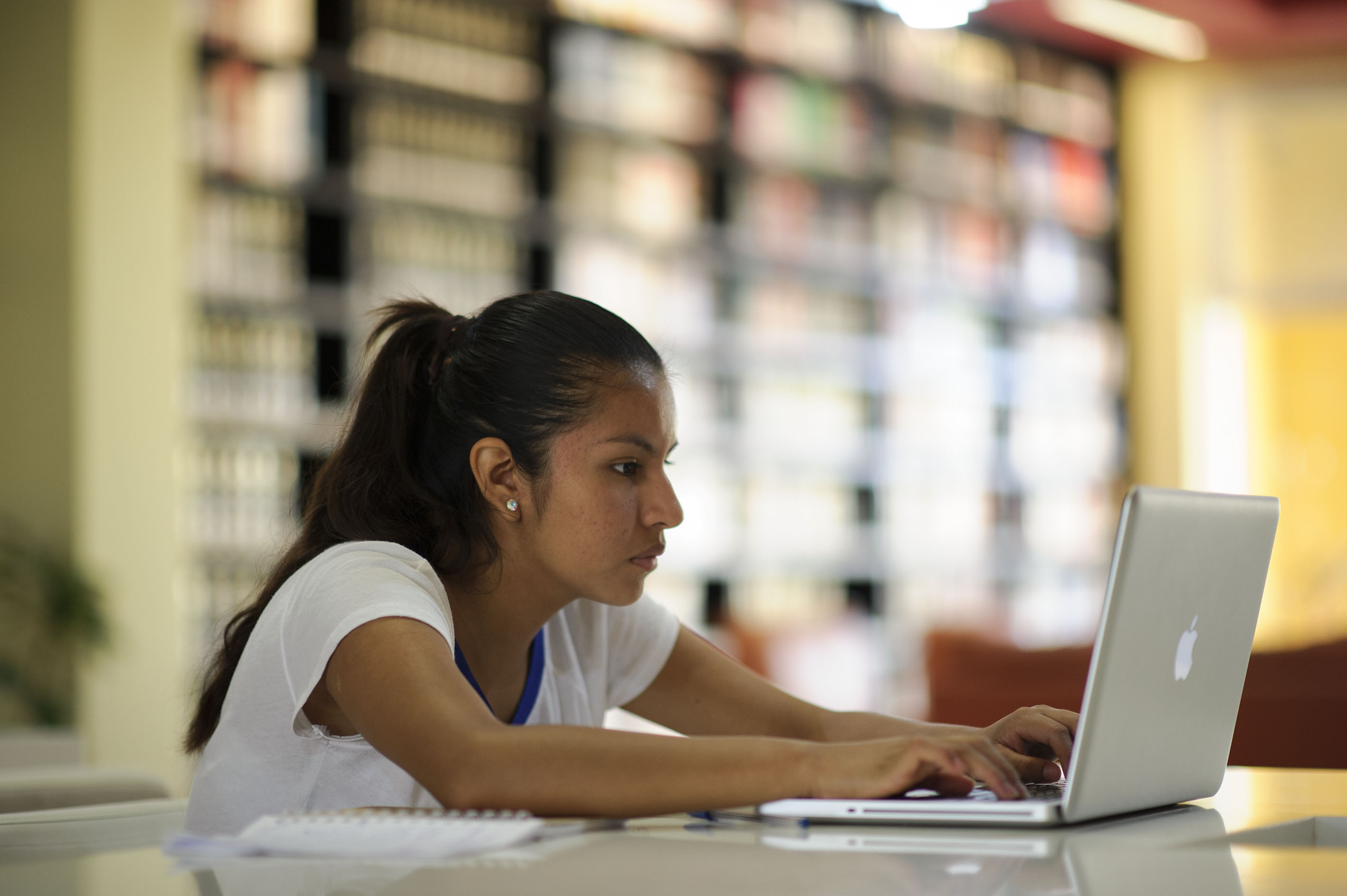 Estudiante trabajando en una laptop