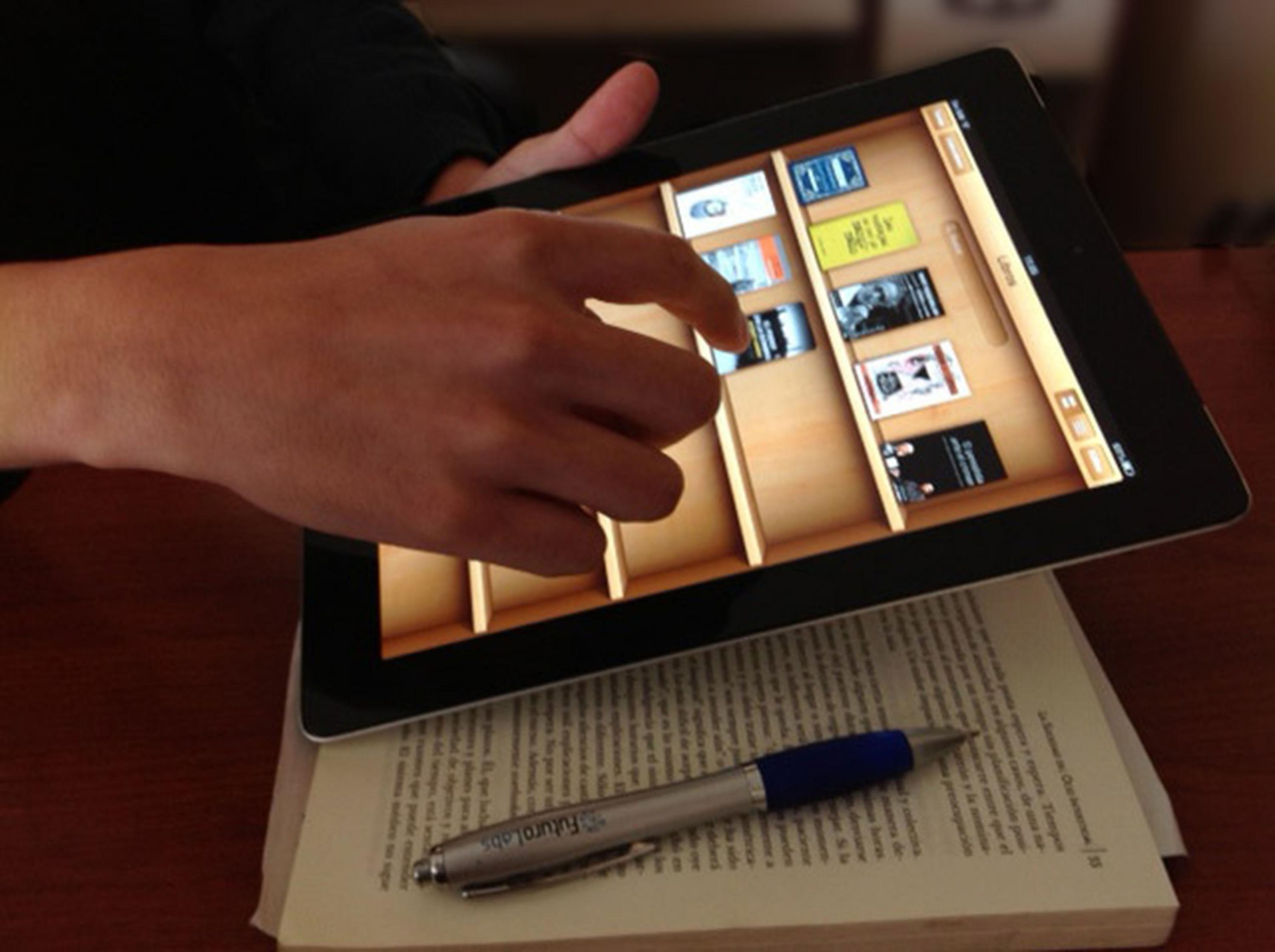 En la imagen aparece una tablet con una aplicación abierta
