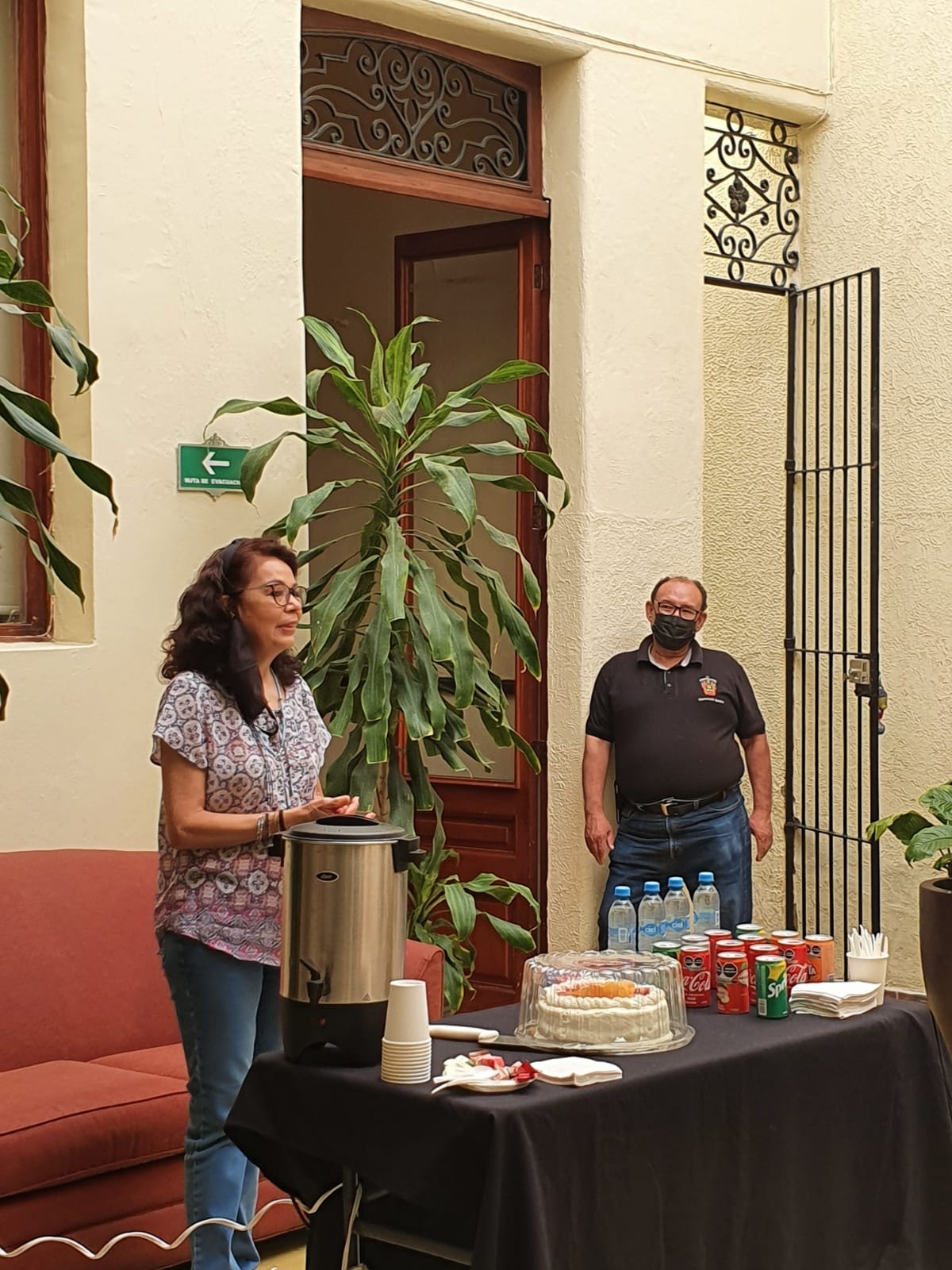 Irma Irene Gómez dando unas palabras de agradecimiento por el detalle de celebrar su jubilación